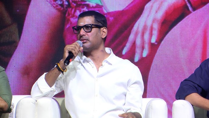 Vishal at Madha Gaja Raja pre-release for pongal - Update News 360