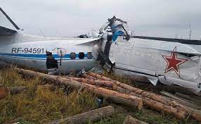 russia plane crash: இரண்டாக உடைந்த விமானம் - விபத்தில் 16 பேர் பலி - 16  killed after plane crashes in russia | Samayam Tamil