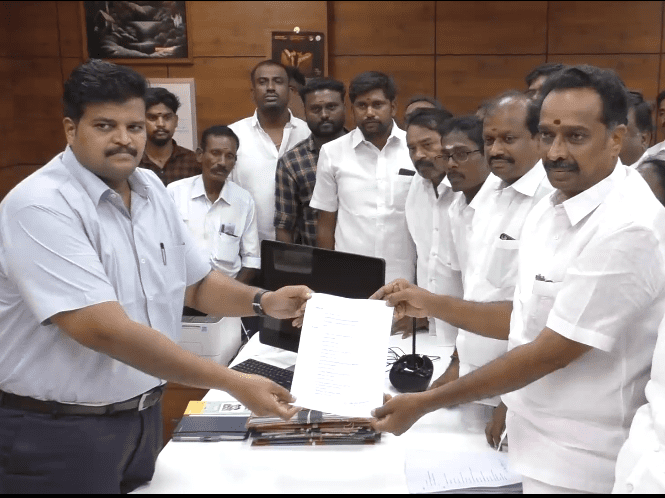 ஆளுநரிடம் முறையிடுவதை தவிர வேறு வழி இல்லை…கரூரில் தொடரும் முறைகேடுகள்:  முன்னாள் அமைச்சர் பரபரப்பு குற்றச்சாட்டு..!! – Update News 360 | Tamil News  Online ...