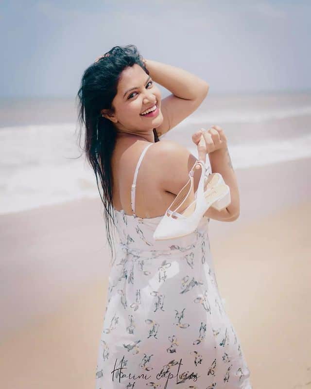 அந்த இடத்தில Tattoo போட்டுருக்காங்க.” – ரச்சிதா Hot Photos ! - Update News 360