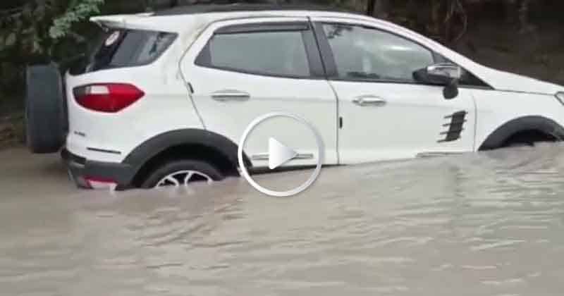 Andhra Car Trap In Flood - Updatenews360