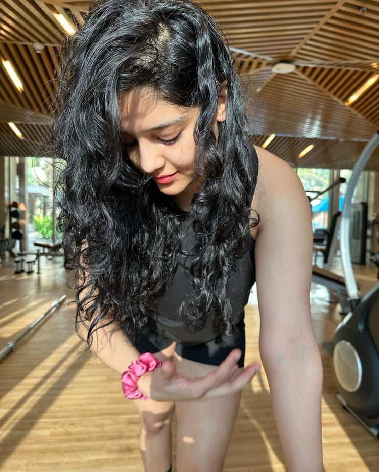 செம ஃபிகரு… பளபளன்னு பப்பாளி பழம்போல் போஸ் கொடுத்த RITIKA SINGH HOT Photos ! - Update News 360