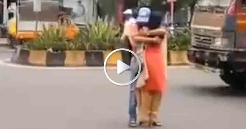 Lovers Hug in ROad - Updatenews360