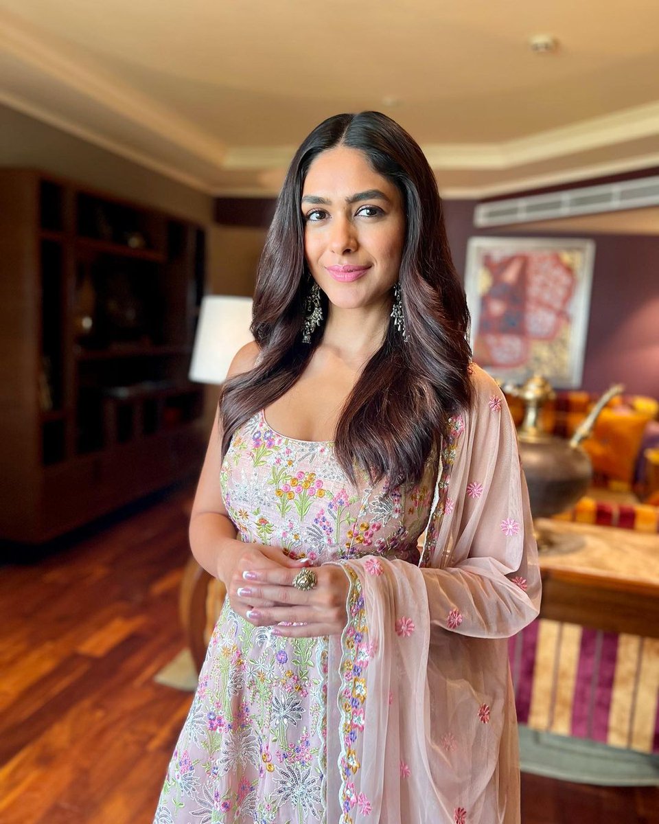 mrunal thakur - updatenews360