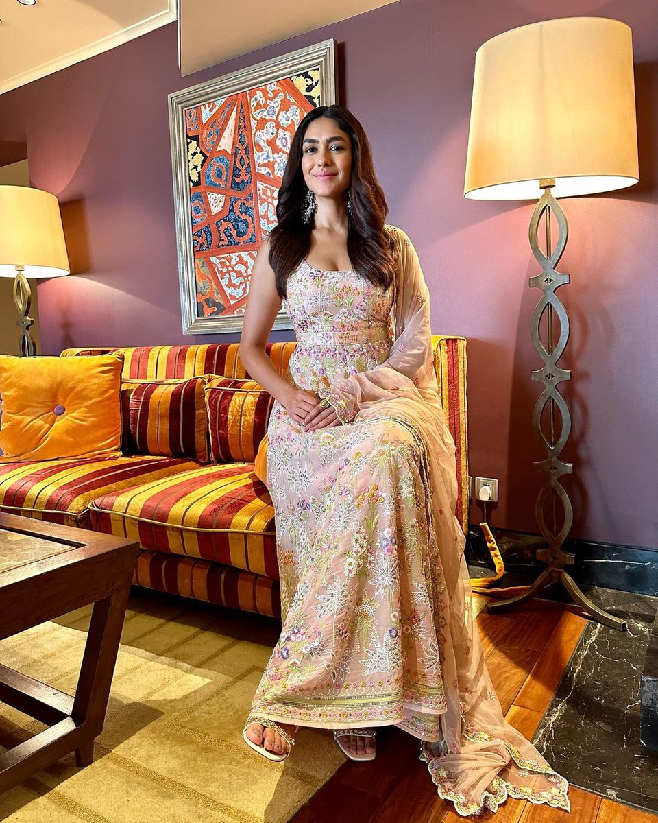 mrunal thakur - updatenews360