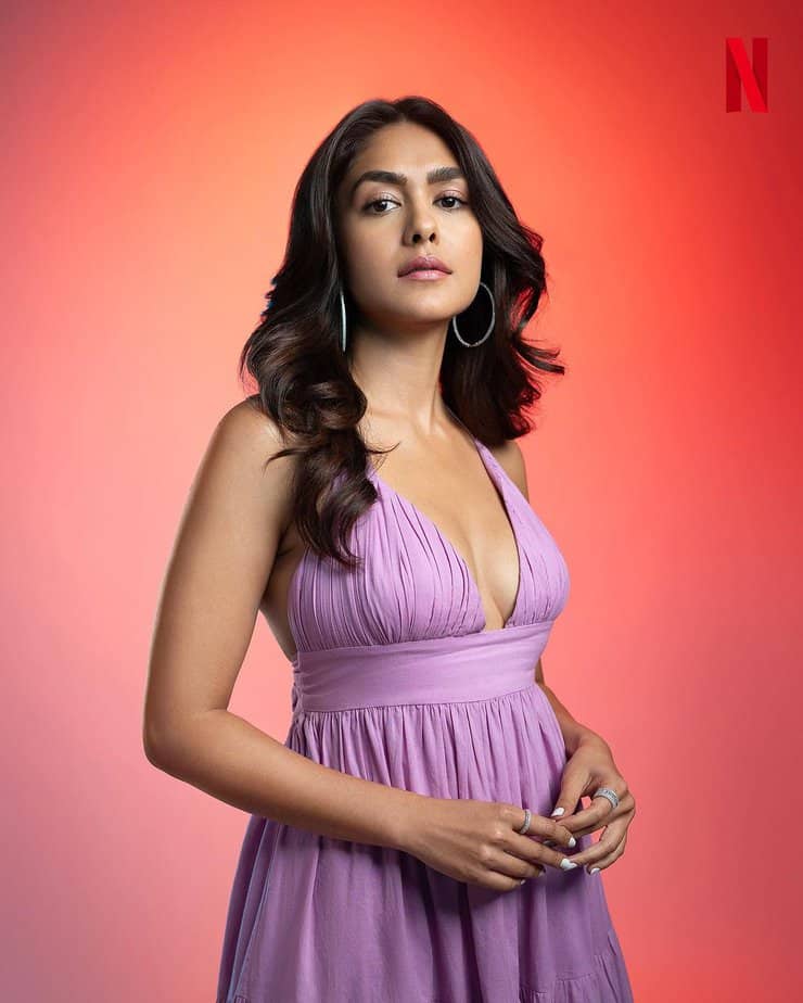 mrunal thakur - updatenews360.png 2