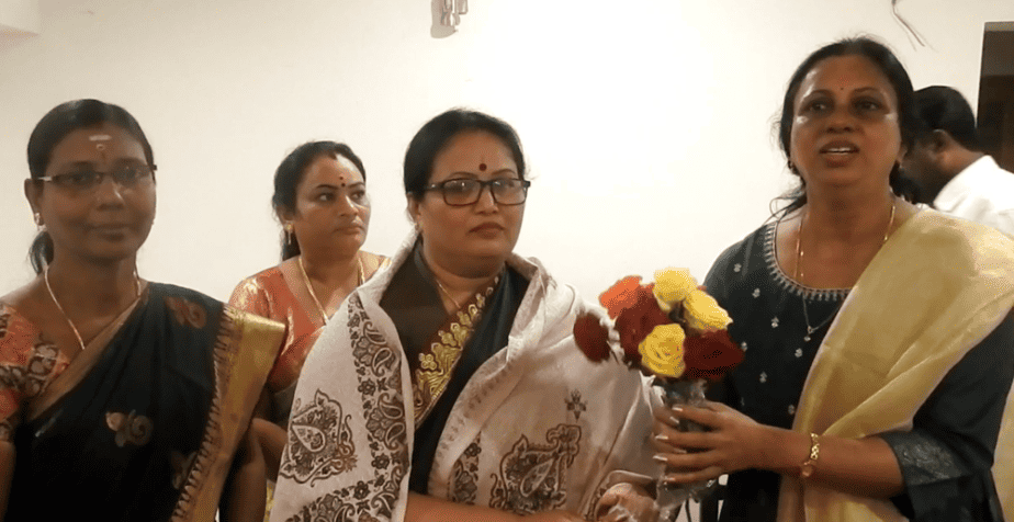 இரட்டை இலையுடன் போட்டி போடும் இரட்டை ரோஜா… உண்மையில் இவர் தான் ஜெயலலிதா  மகளா?!! - Update News 360