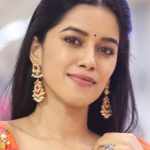 படுக்கை காட்சிகளில் நடிக்க செல்லும் முன் அதை செய்வேன் – மிருணாளினி வெளிப்படை!