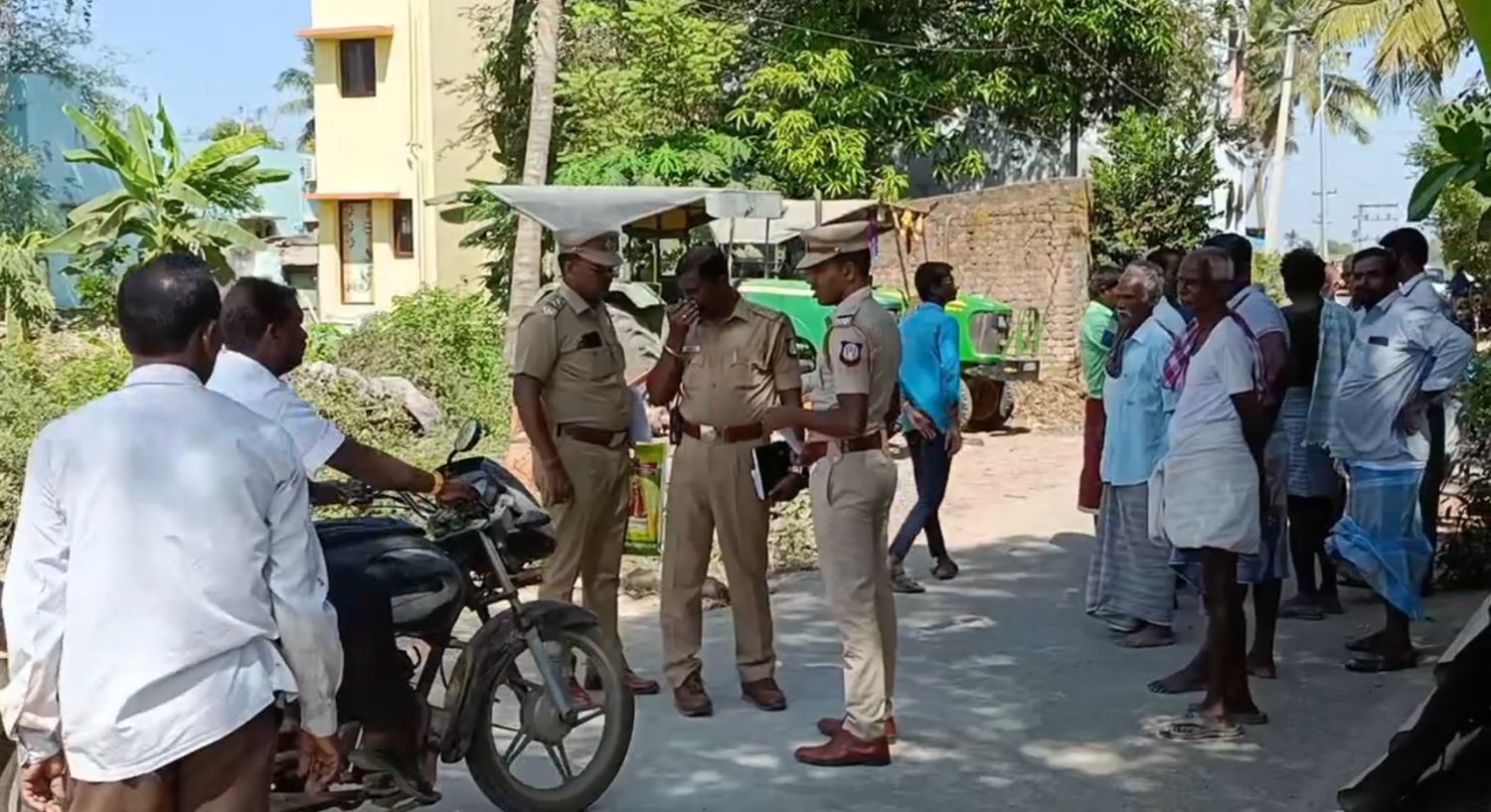 பட்டப்பகலில் பயங்கரம்… பெண்ணின் கழுத்தை அறுத்து கொலை செய்து விட்டு தாலி சங்கிலி பறிப்பு ; கிராம மக்கள் அதிர்ச்சி..!!