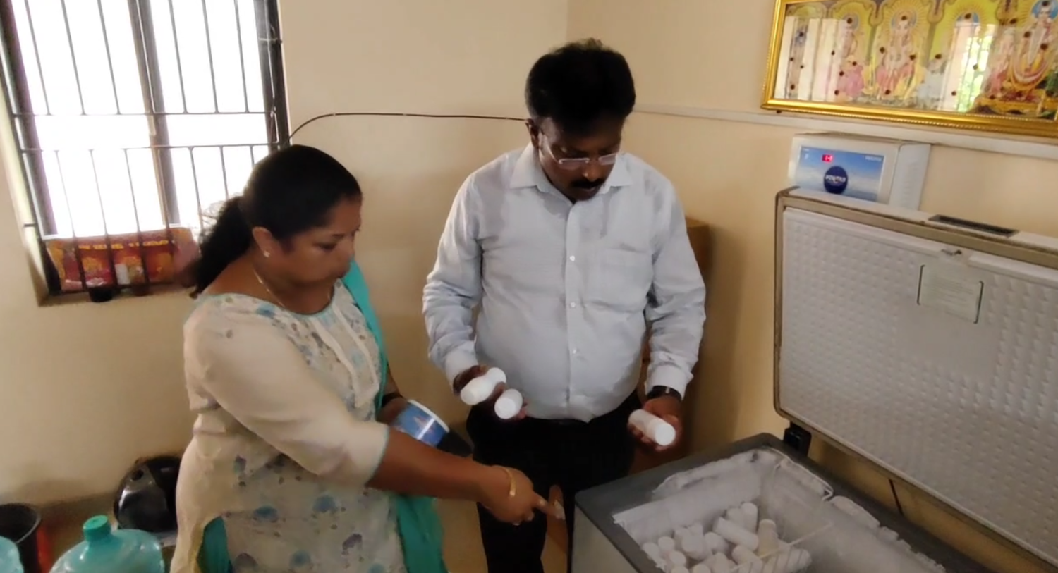 பாட்டில்களில் தாய்ப்பால் அடைத்து விற்பனை… அதிகாரிகள் நடத்திய திடீர் ரெய்டு.. வசமாக சிக்கிய மருந்து கம்பெனி!!