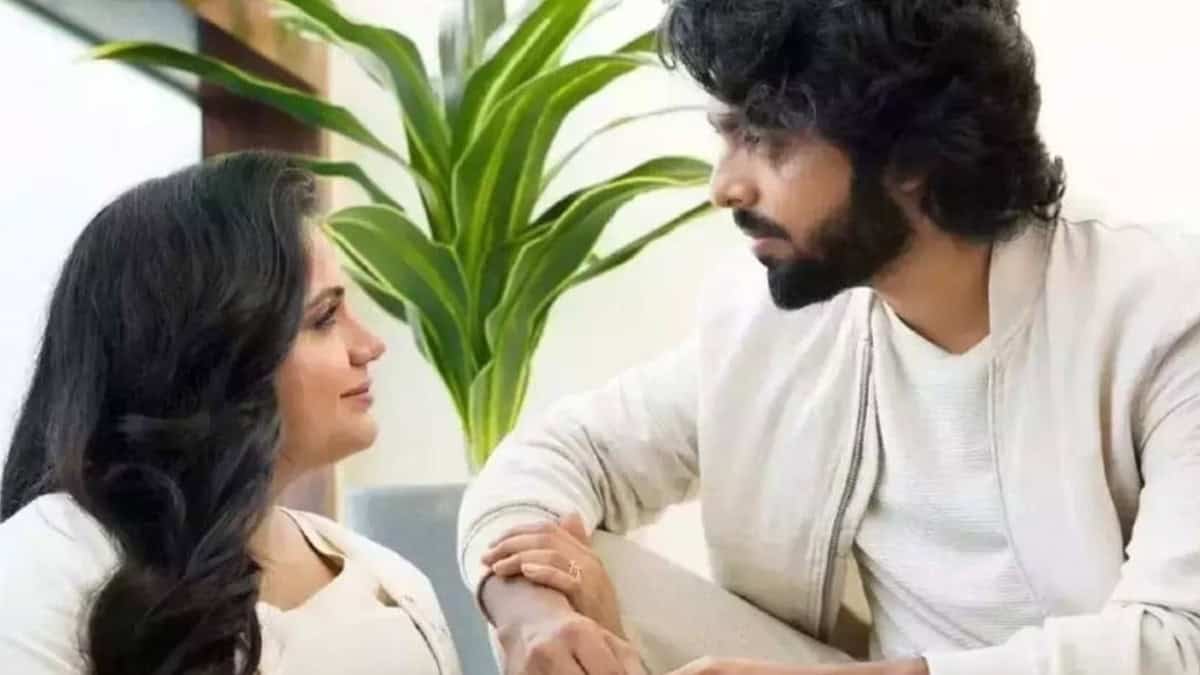 Mayakkam Enna live performance