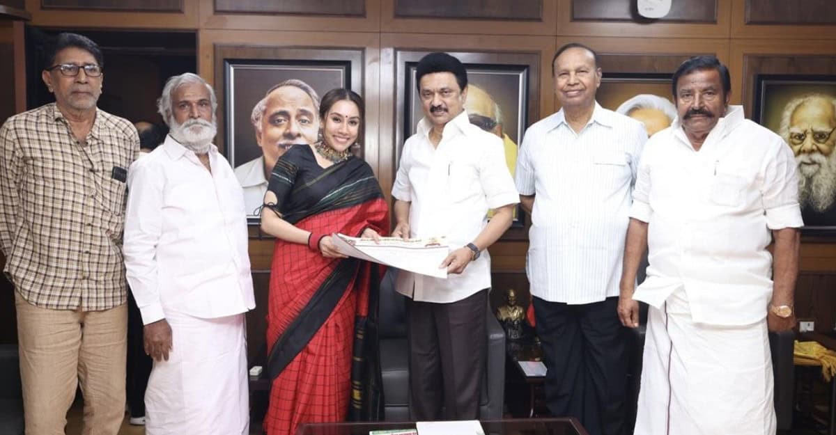 Divya Sathyaraj joined DMK