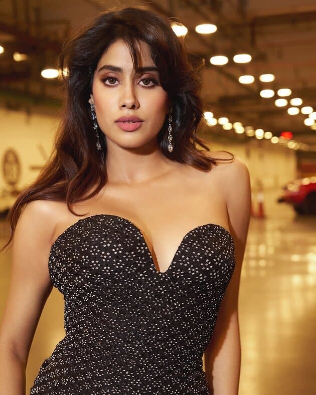 Janhvi Kapoor Photos Viral 