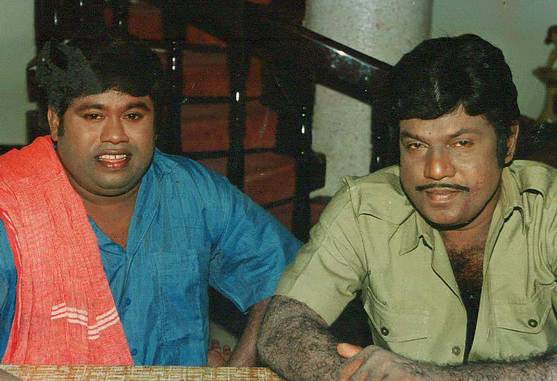 vadivelu trying to hit the car of goundamani and senthil car