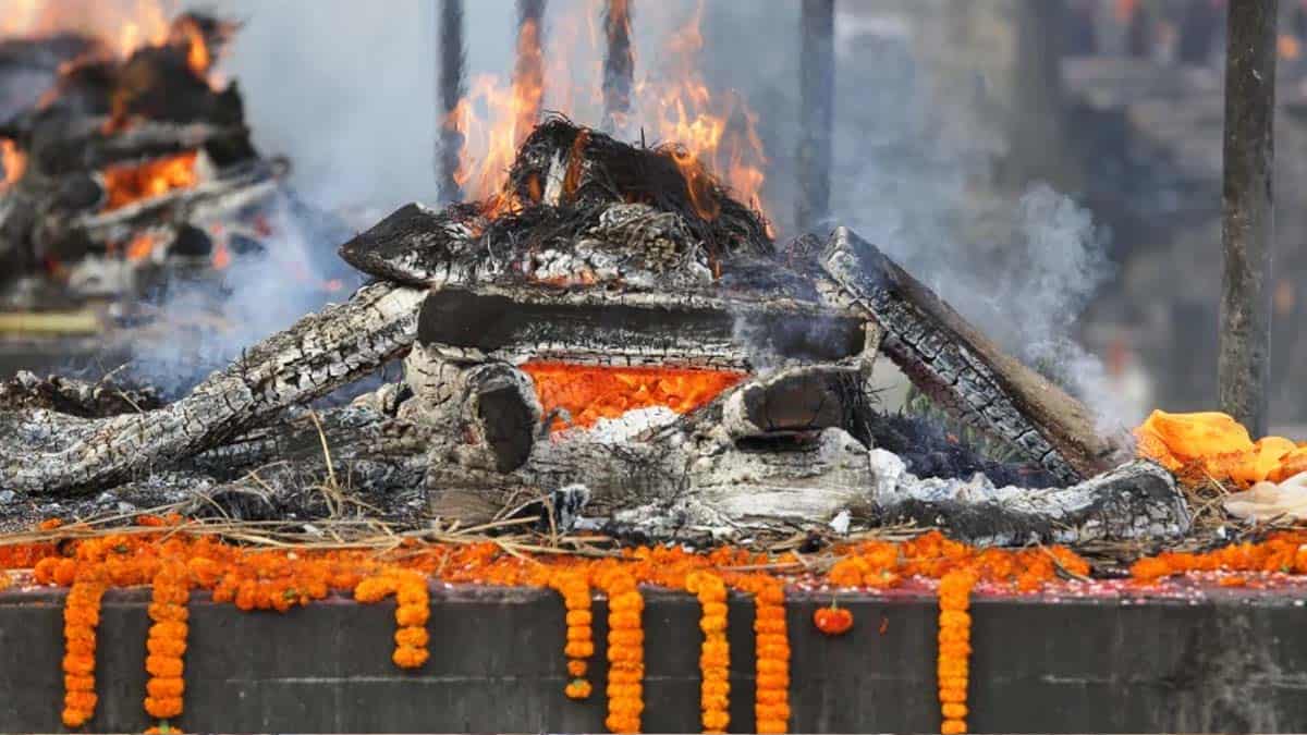 Funeral for girlfriend.. Boyfriend jumped into the burning fire