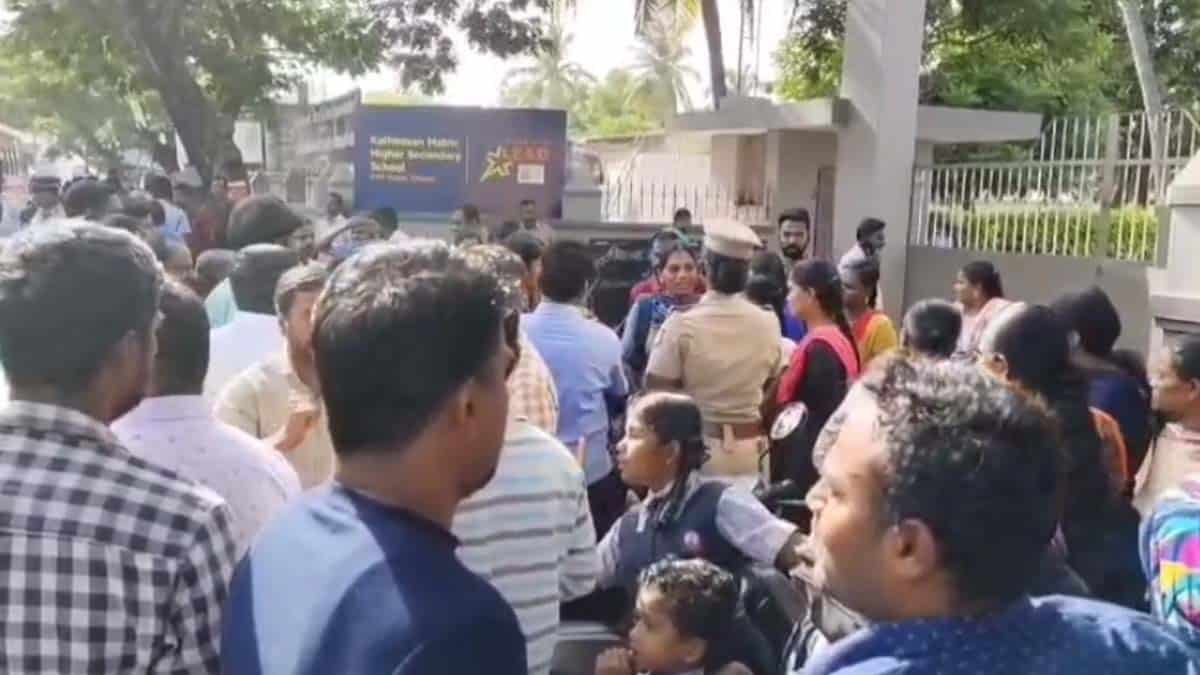 பள்ளி கழிவறையில் 1ஆம் வகுப்பு மாணவியிடம் சில்மிஷம்.. திமுக பிரமுகருக்கு சொந்தமான பள்ளி முற்றுகை!