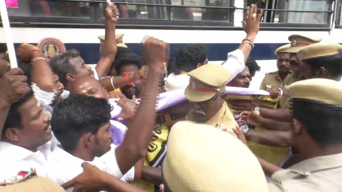 திமுக எம்பி வீடு திடீர் முற்றுகை… மன்னிட்பபு கேட்க வேண்டும் என சாலை மறியல்!