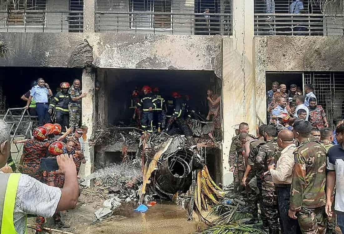 பள்ளி வளாகத்தின் மீது விழுந்த போர் விமானம்; பலி எண்ணிக்கை உயர்வு? 