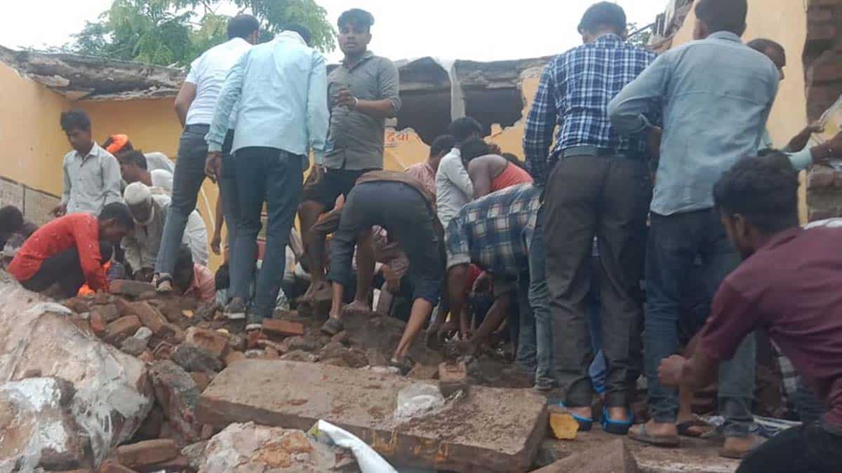 Government school roof collapses, 4 students killed!