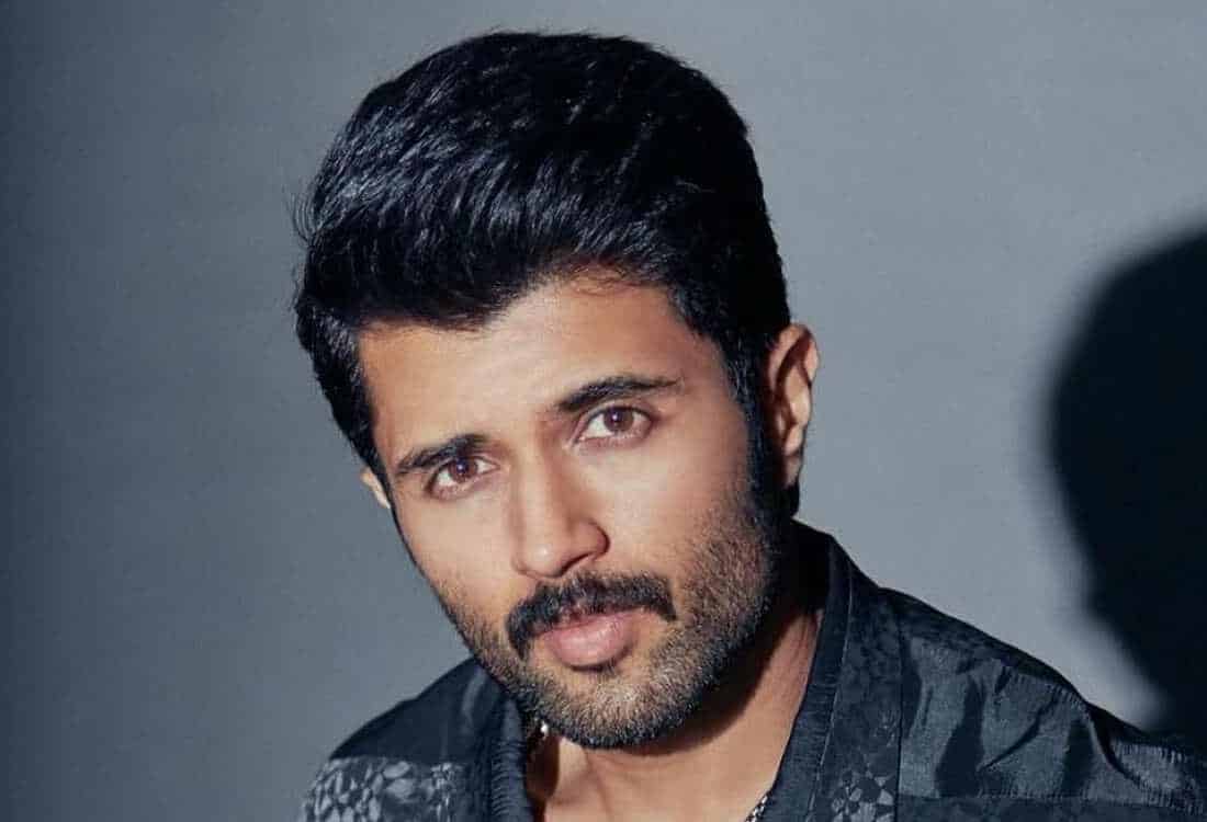 Vijay deverakonda hospitalized due to dengue fever