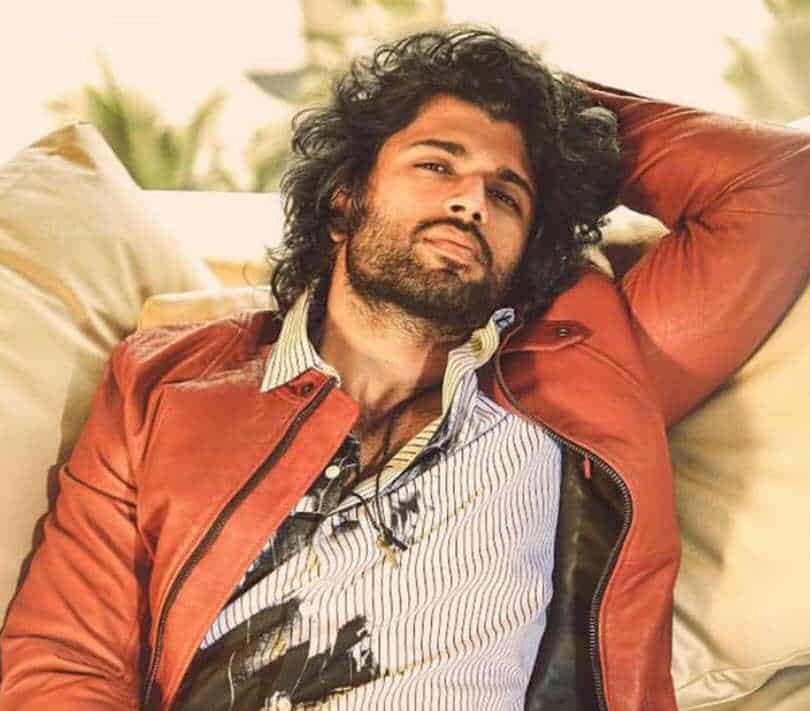 Vijay deverakonda hospitalized due to dengue fever