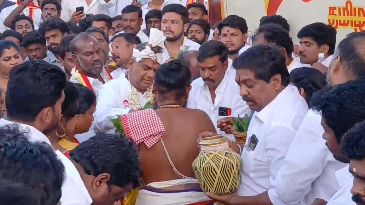 300 ஏக்கர் நிலத்தில் இரண்டாவது மாநாடு.. மதுரையில் பூமி பூஜையை நடத்திய தவெக.!!