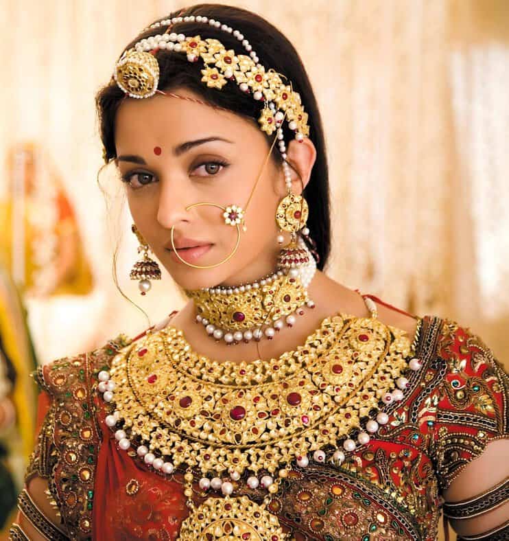 Aishwarya rai carried 200 kilo jewels in jodhaa akbar movie