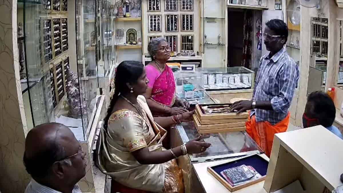நகைக் கடைக்குள் புகுந்து ஆசிட் வீசி திருட முயற்சி.. துப்பாக்கியை காட்டிய கும்பல் : ஹீரோவாக மாறிய மக்கள்!!