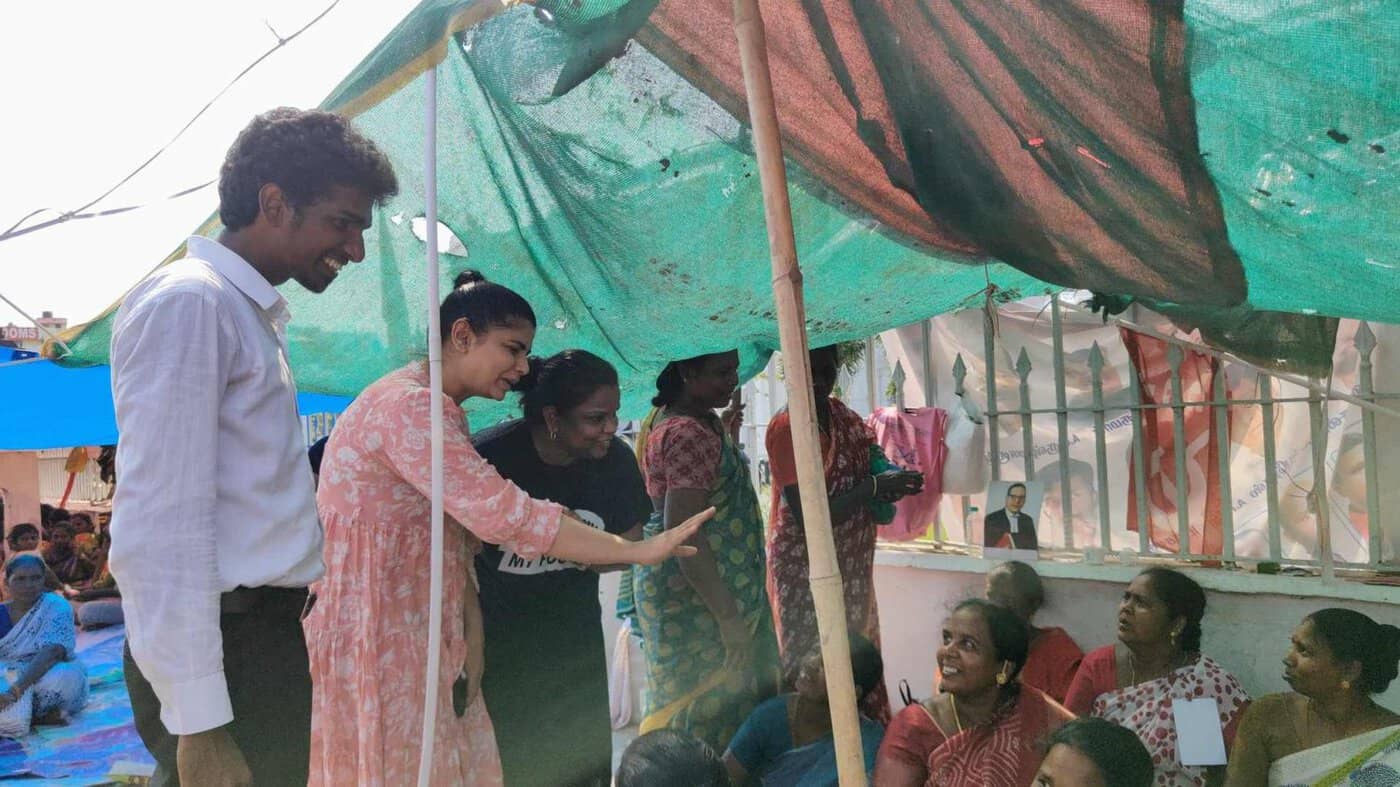 Singer chinmayi rushed with 500 litres of water to quench the thirst of the sanitary workers in protest