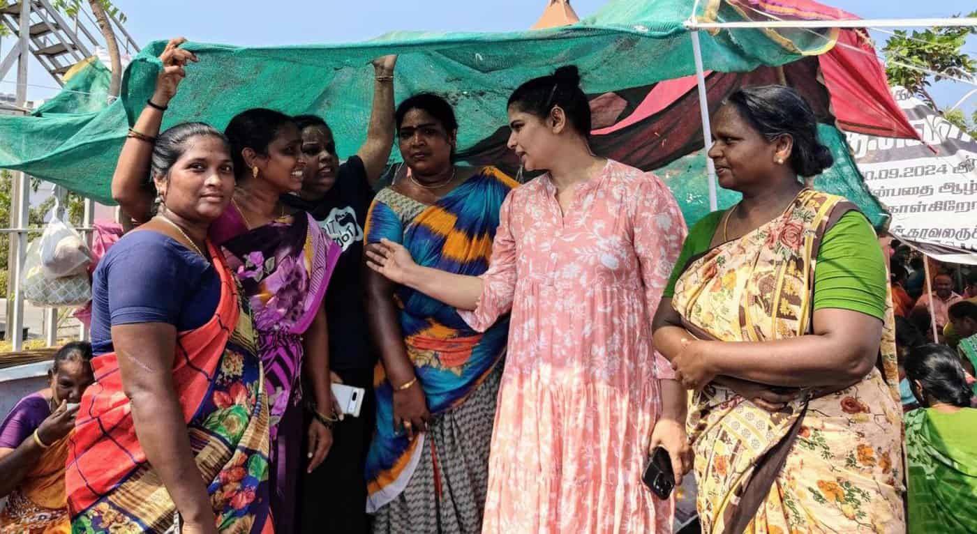 Singer chinmayi rushed with 500 litres of water to quench the thirst of the sanitary workers in protest