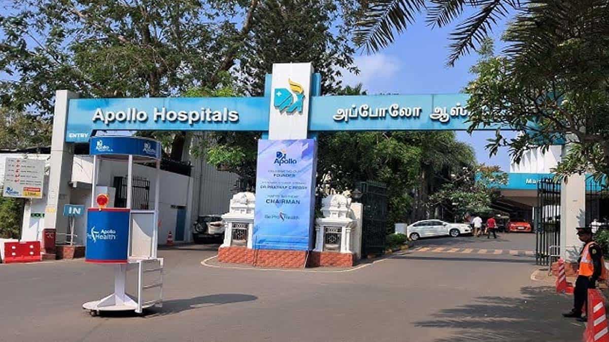 கீழே விழுந்து ஆளுநருக்கு தலையில் காயம்… அப்பல்லோ மருத்துவமனையில் தீவிர சிகிச்சை?