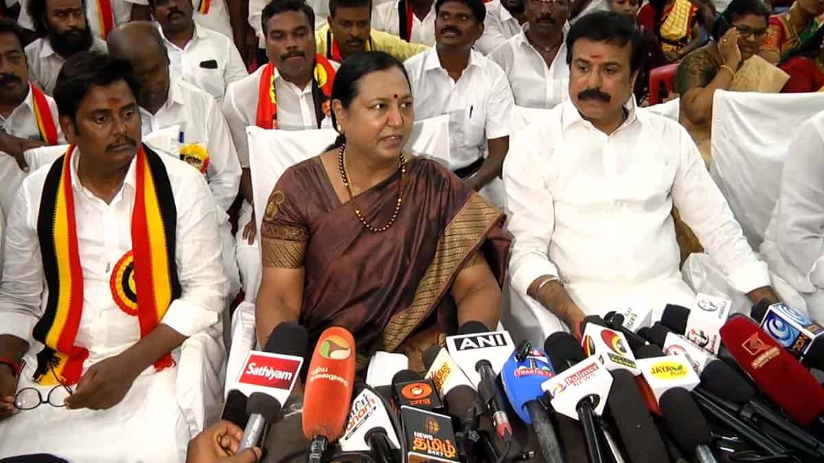 கேப்டன் புகைப்படத்தை எந்த கட்சியும் பயன்படுத்தக்கூடாது… பிரேமலதா போட்ட முக்கிய கண்டிஷன்!