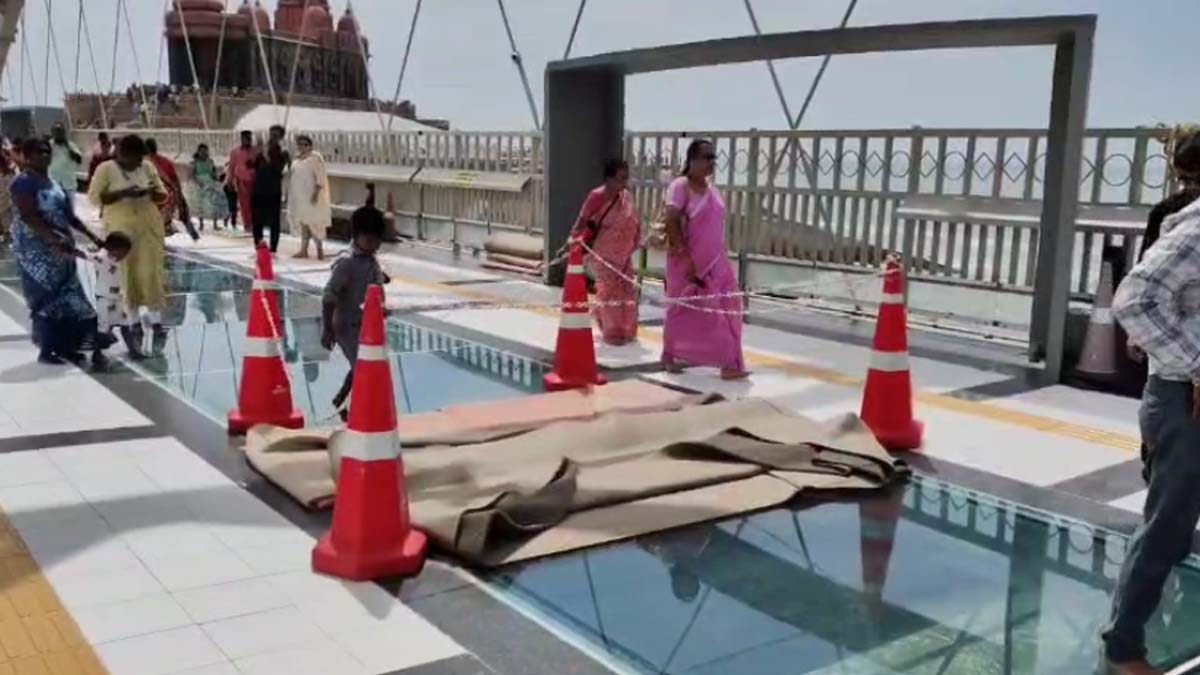 கண்ணாடி பாலத்தில் விரிசல்.. சுற்றுலா பயணிகளை அனுமதிக்கும் மாவட்ட நிர்வாகம் : செல்ஃபி எடுக்கும் அதிர்ச்சி வீடியோ!